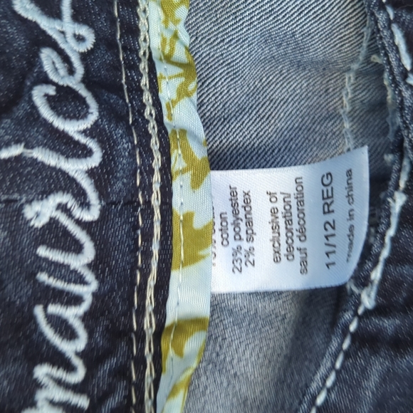 🩵5/$25 Dark wash with thick white stitching Maurice jeans. Size 11/12 - Picture 3 of 5